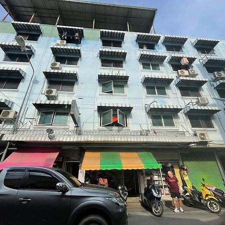 Oyo 75494 President Apartment Pattaya Ngoại thất bức ảnh