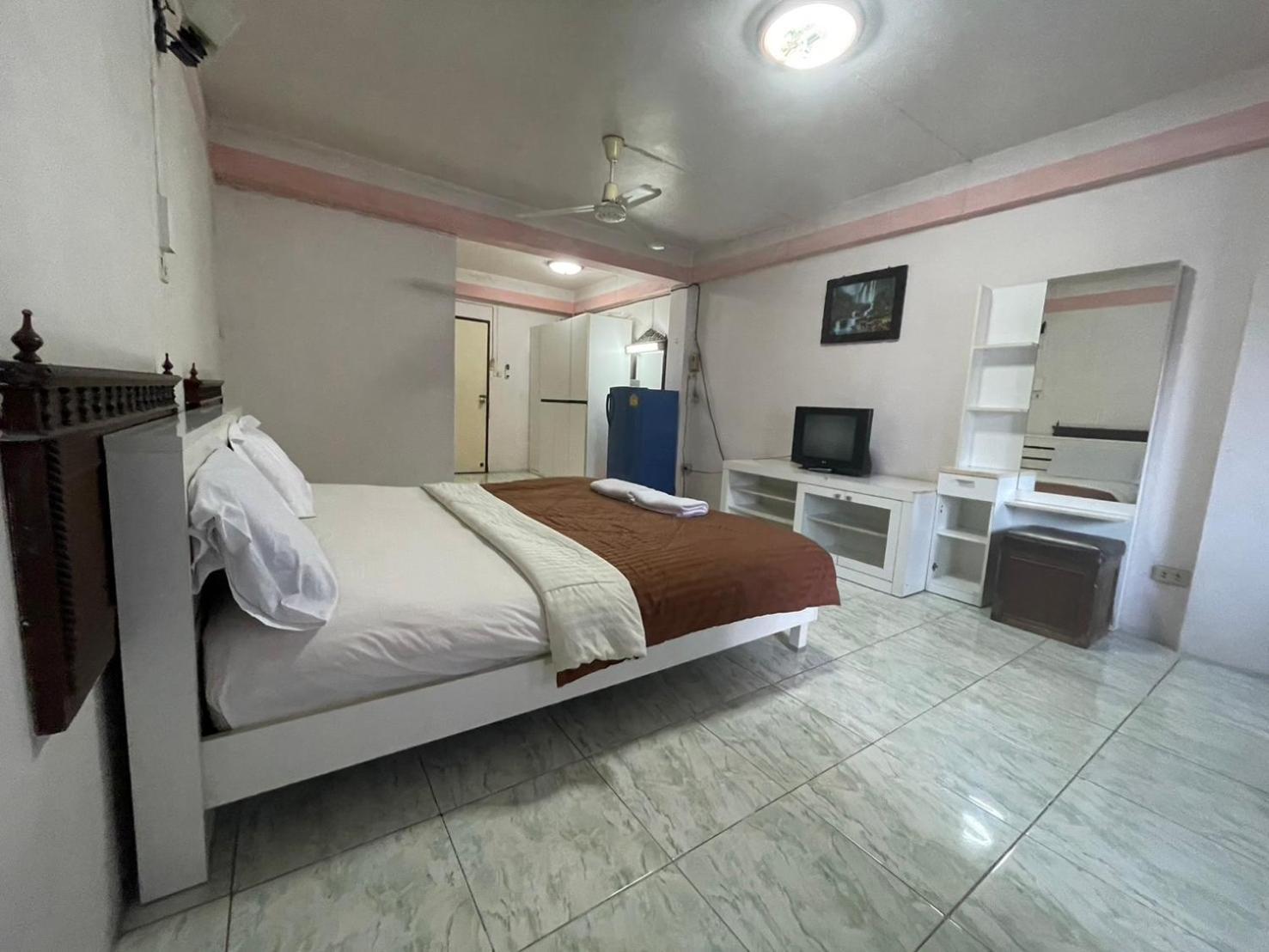 Oyo 75494 President Apartment Pattaya Ngoại thất bức ảnh