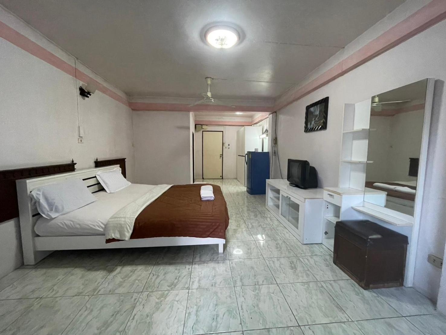 Oyo 75494 President Apartment Pattaya Ngoại thất bức ảnh