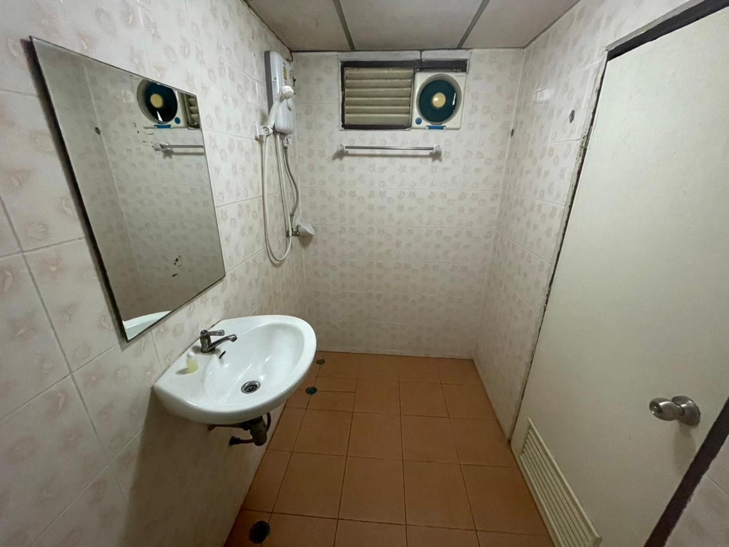 Oyo 75494 President Apartment Pattaya Ngoại thất bức ảnh
