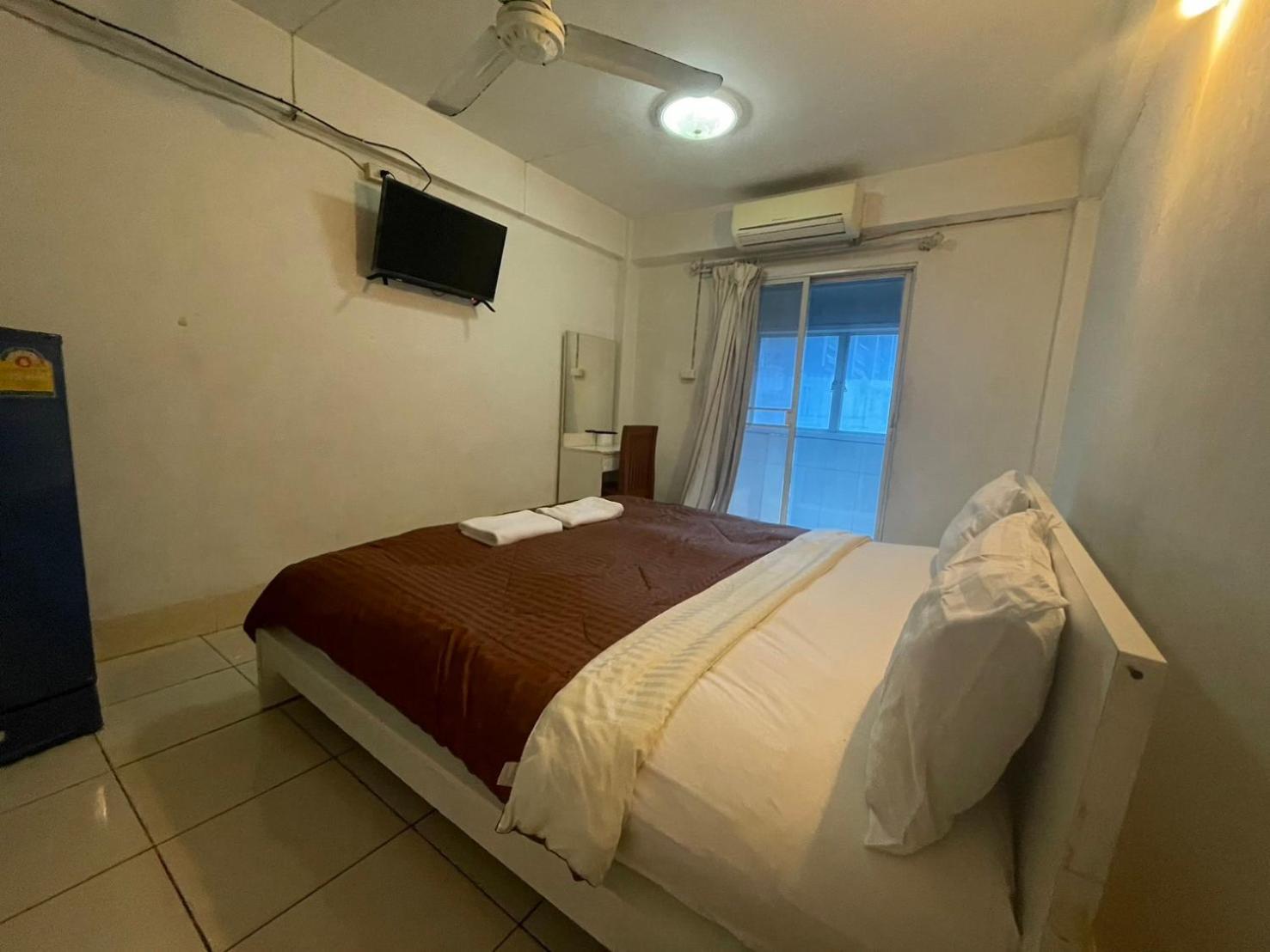Oyo 75494 President Apartment Pattaya Ngoại thất bức ảnh