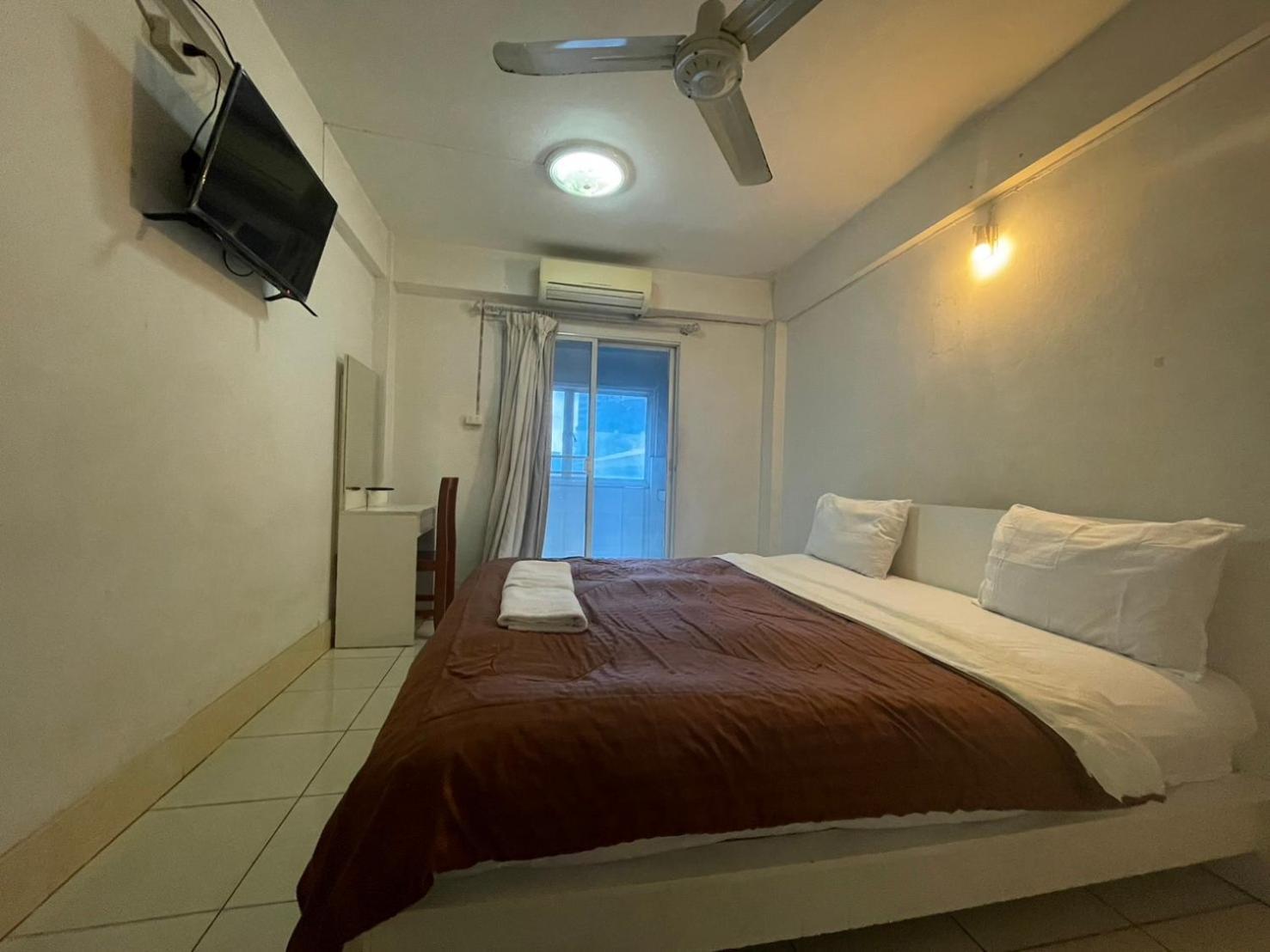 Oyo 75494 President Apartment Pattaya Ngoại thất bức ảnh