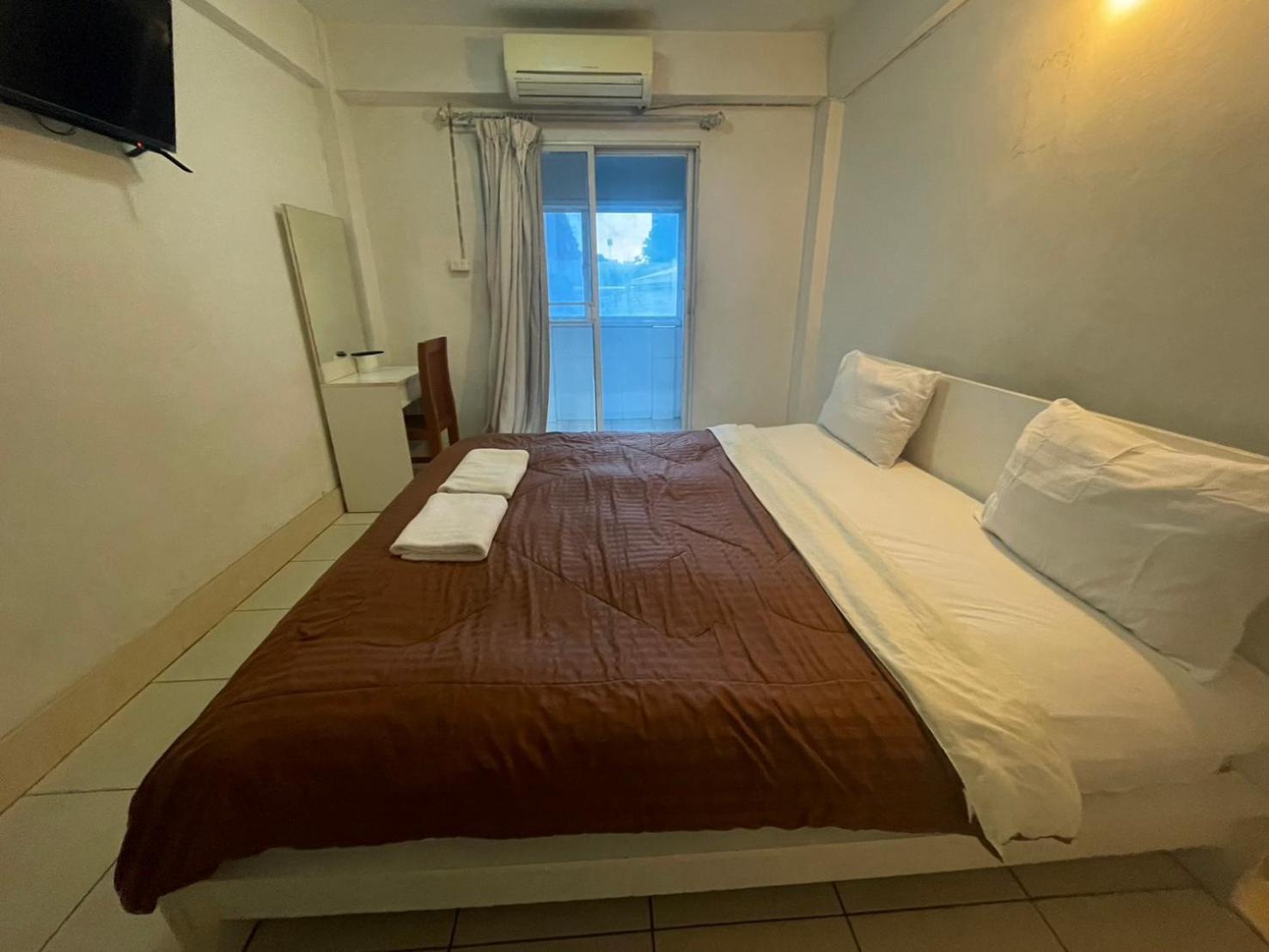 Oyo 75494 President Apartment Pattaya Ngoại thất bức ảnh