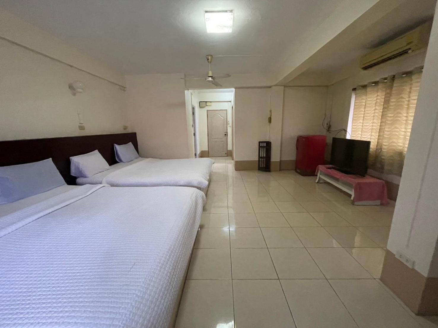 Oyo 75494 President Apartment Pattaya Ngoại thất bức ảnh