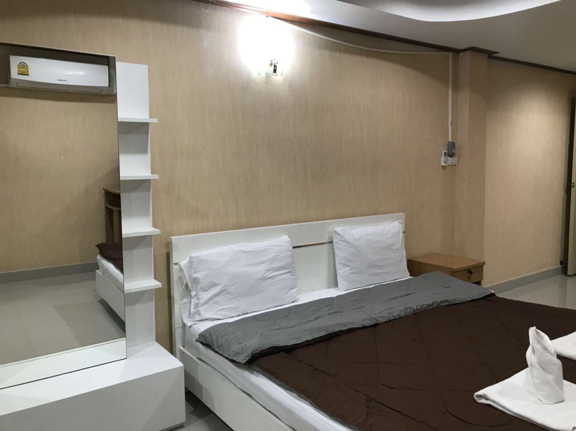 Oyo 75494 President Apartment Pattaya Ngoại thất bức ảnh