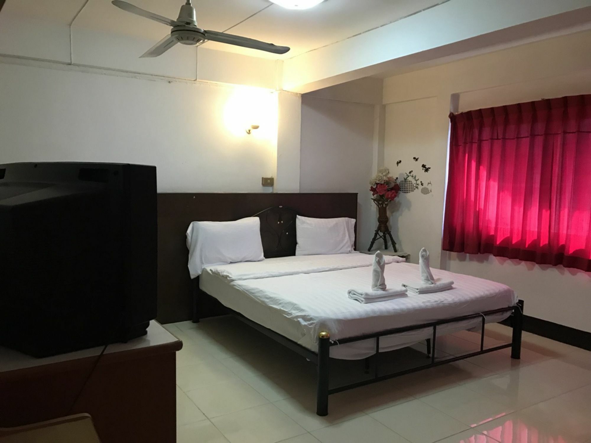 Oyo 75494 President Apartment Pattaya Ngoại thất bức ảnh