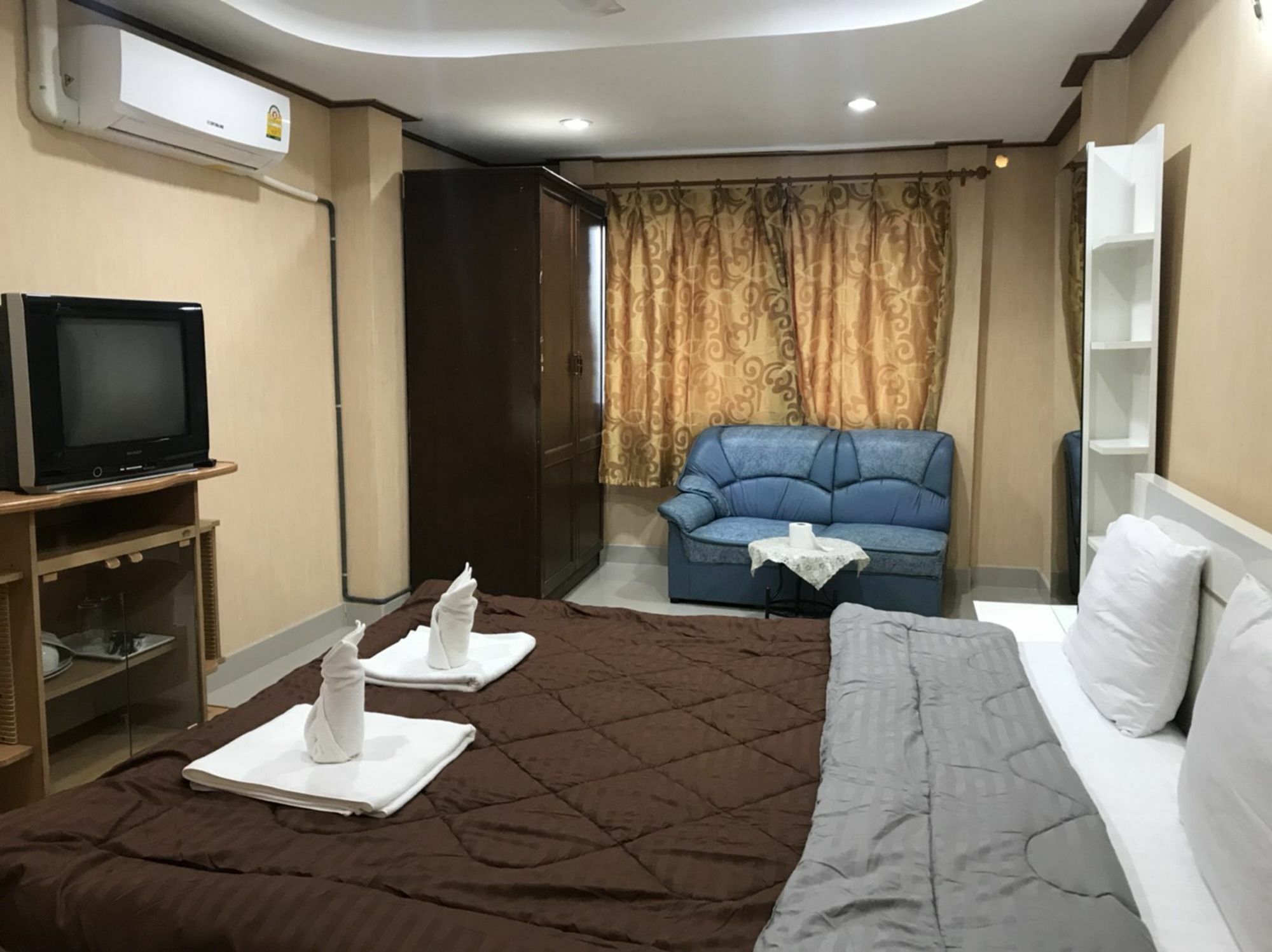Oyo 75494 President Apartment Pattaya Ngoại thất bức ảnh